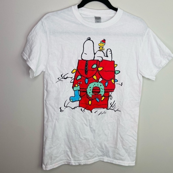 Snoopy and Woodstock Christmas holiday on red doghouse‎ short sleeve size small - Picture 1 of 5